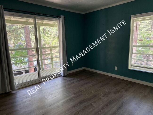 Building Photo - 18633 River Woods Dr