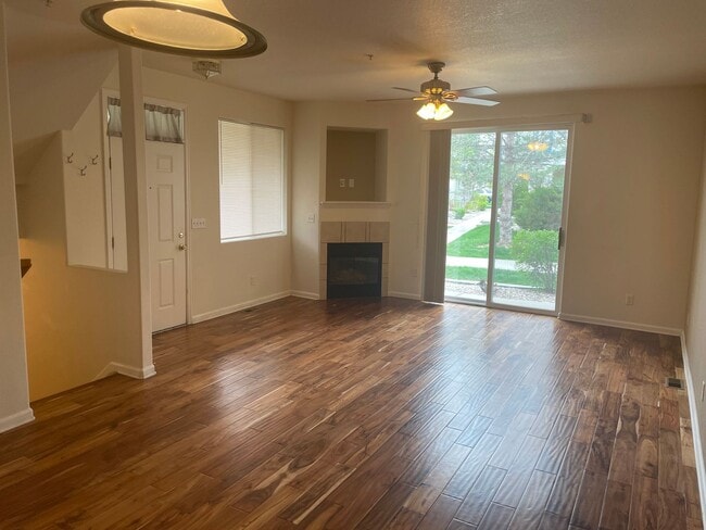 Building Photo - Spacious 3 Bed, 2.5 Bath Townhome in Rigden Farm! Unit E!