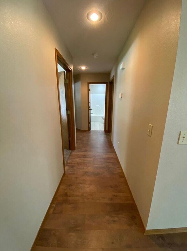 Building Photo - 984 Bates Dr