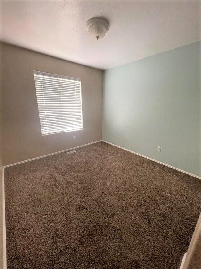 Building Photo - Move-In Ready 5-Bed with Garage, Yard & Up...