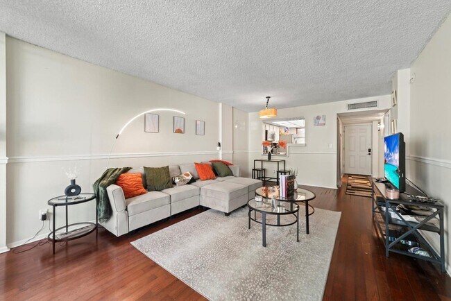 Building Photo - 113 Royal Pk Dr