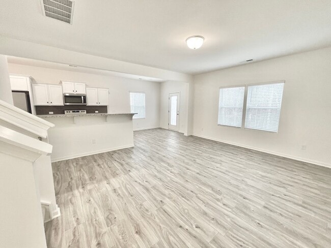 Building Photo - Beautiful & Spacious 3Bed Paired Home minutes from I-85