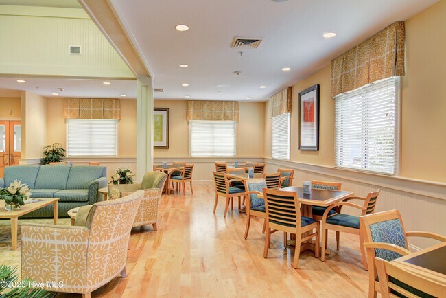 Building Photo - 3253 Gardenwood Dr