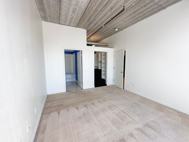 Building Photo - Luxury and Convenience in Royal Oak