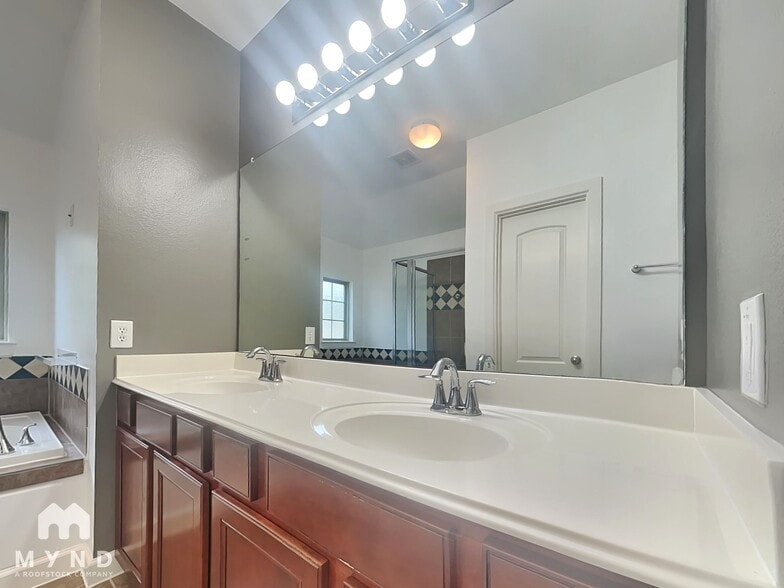 Building Photo - 5343 Summit Hollow Dr