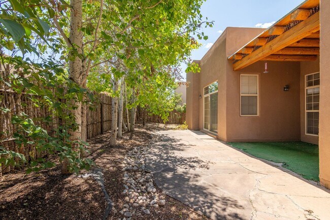 Building Photo - Single Level 3 Bedroom 2.5 Bath home in De...