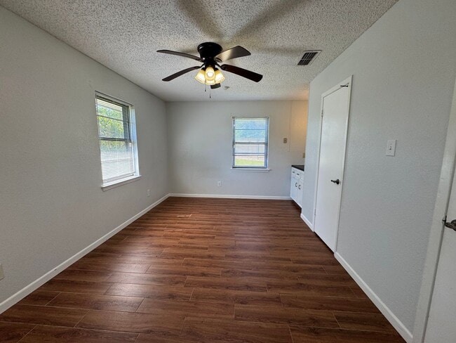 Building Photo - 807 Bass Cir