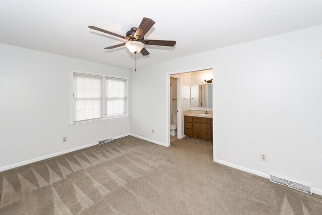 Building Photo - 3 Bedroom 2 Bath Home in Briarwood - Summe...