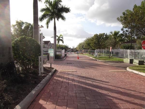 Building Photo - 1145 Golden Lakes Blvd