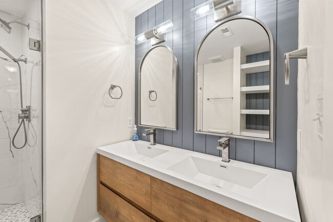 Building Photo - (Coming Soon) Newly Renovated Townhome Oas...