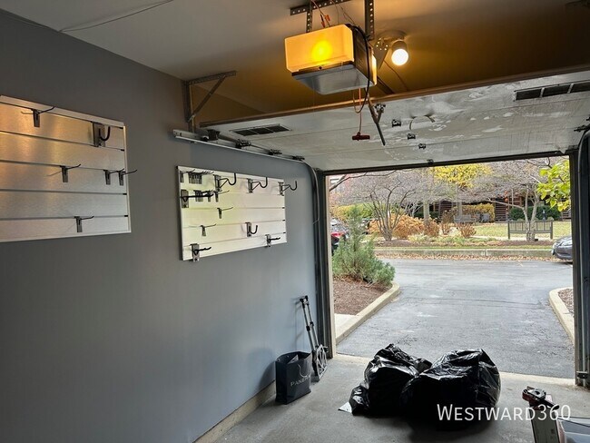 Building Photo - 1801 W Winnemac Ave