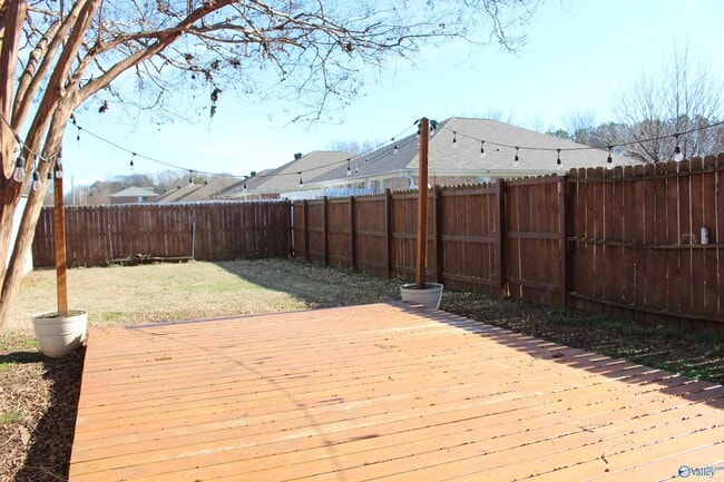 Building Photo - 101 Cresent Circle