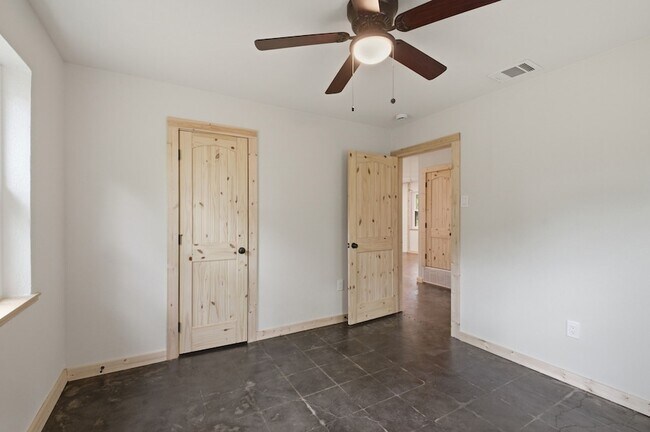 Building Photo - 509 Co Rd 2271