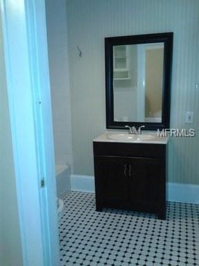 Building Photo - 606 Lake Dot Cir