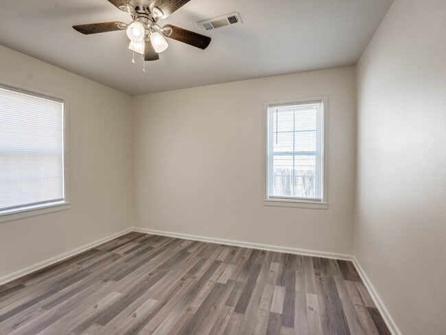 Building Photo - 2 Bedroom, 1 Bath Home in Shawnee!