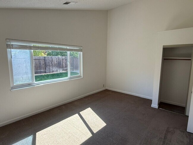 Building Photo - 512 Toyon Pl