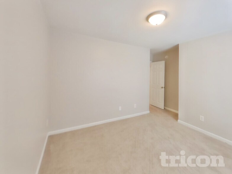 Building Photo - 123 Bruin Dr