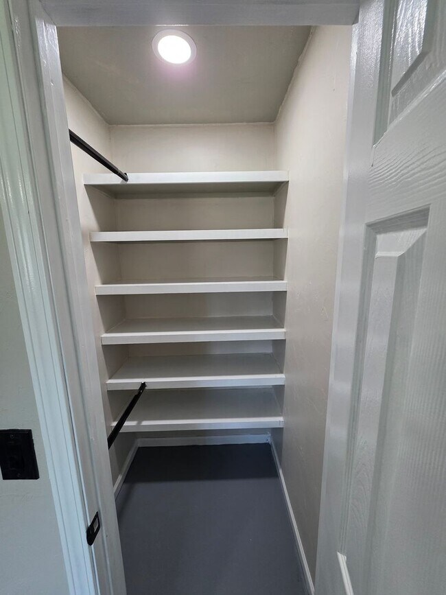 Building Photo - Large 3 bedroom in Bethany