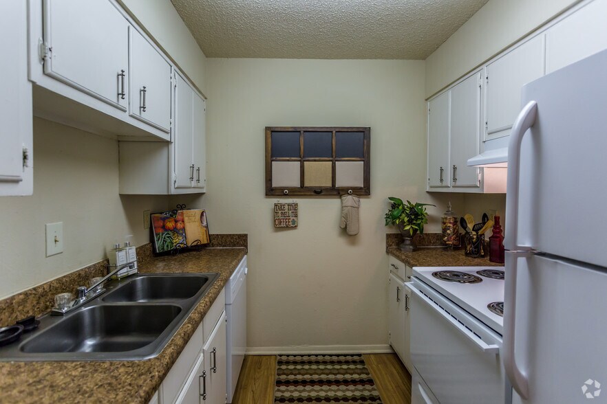 2BR, 2BA - 948 SF - Kitchen - Pinebrook Pointe