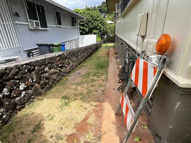 Building Photo - 3/1 with 2 car carport in Pauoa Valley
