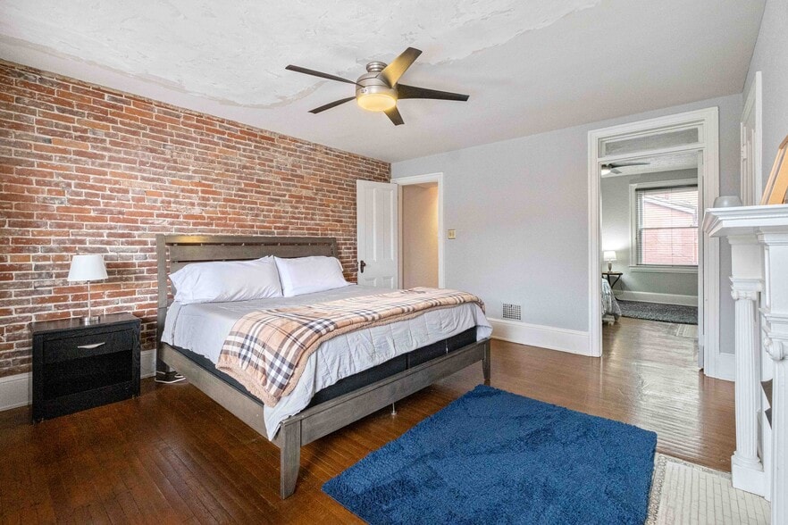 Building Photo - 218 W North Ave