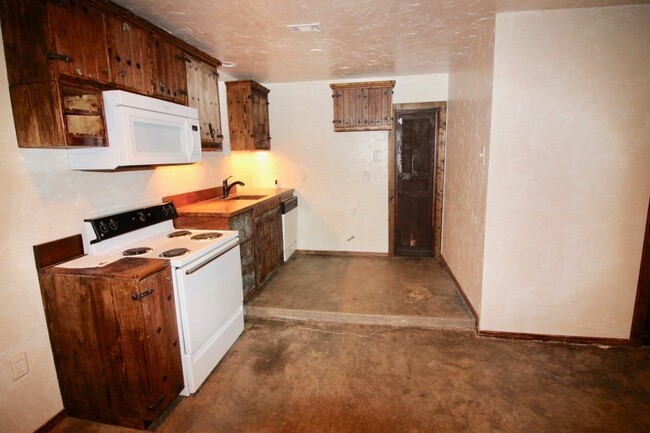 Building Photo - FOR LEASE! Unique 2 BR - 1 BA cabin in on ...