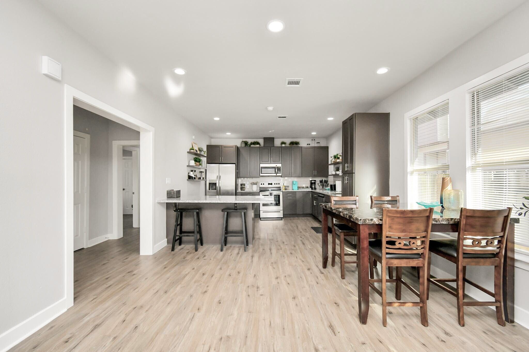 Building Photo - 1326 Hussion St