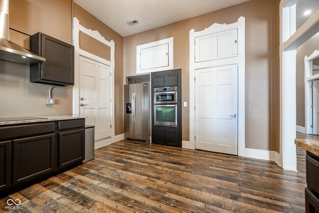 Building Photo - 12 E Washington St