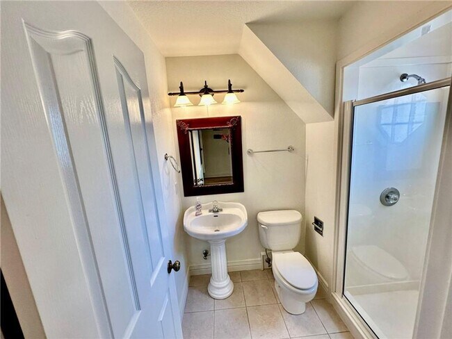 Building Photo - Prime Location 4 Bedroom 3 1/2 bath 2 garages!