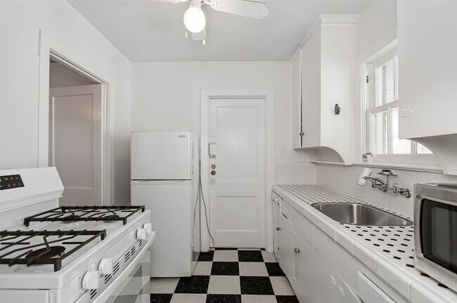 Building Photo - 5918 La Vista Dr