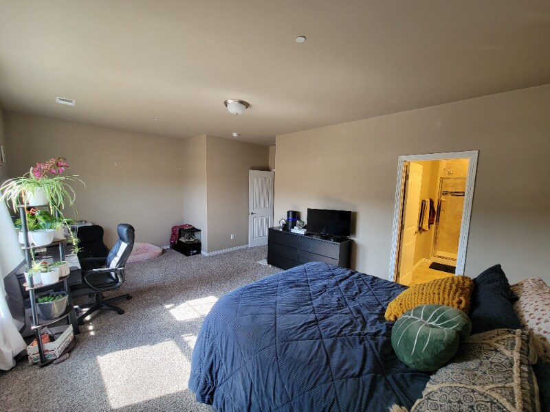 Building Photo - 2431 Crown View Dr