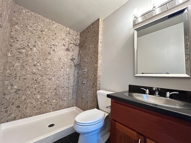 Building Photo - Beautifully Upgraded 2 Bed 2.5 Bath Townhome