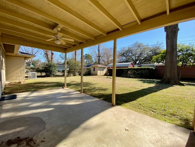 Building Photo - 3 Bedroom 1.5 Bath Home Available in Broad...