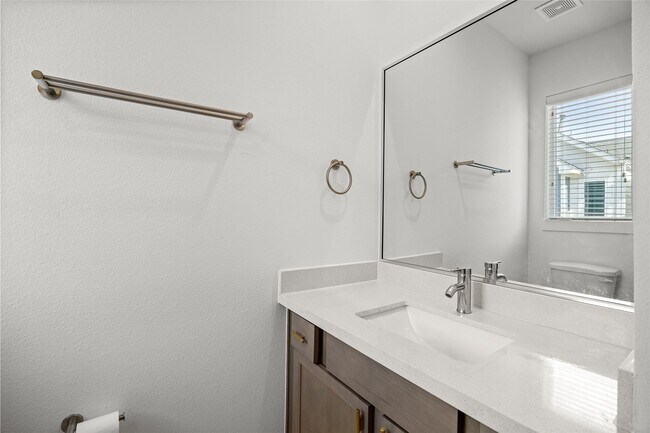 Building Photo - 1550 W Tidwell Rd