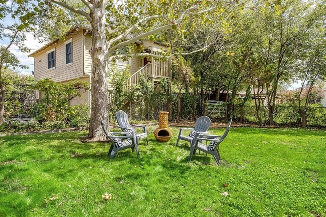 Building Photo - Charming 2-Bed, 2-Bath Gem with Granite Co...