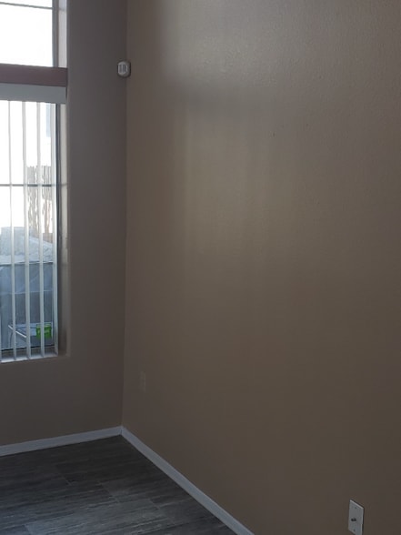 Building Photo - 1126 W Sandy Banks