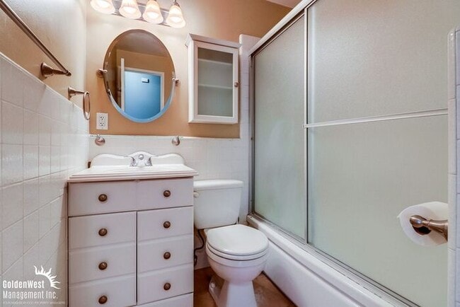 Building Photo - Stunning 3Bdm 2Ba Home with Sparkling Pool...