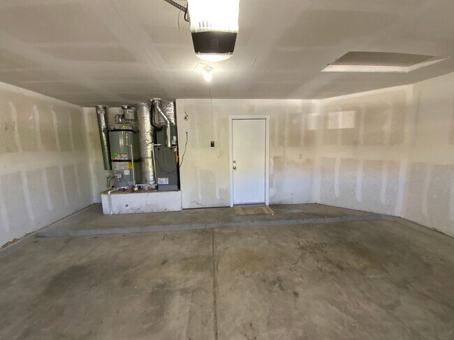 Building Photo - 3 Bedroom Single Story Home Available Near...