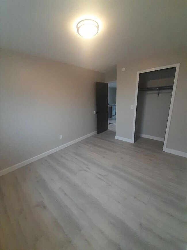 Building Photo - 2 Bedroom , 1 Bathroom Apartment!