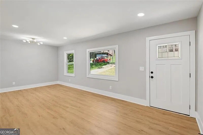 Building Photo - Room in House on Diana Dr SW