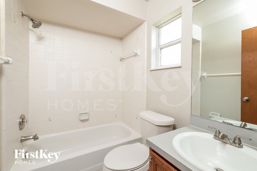 Building Photo - 329 Edgewood Ct