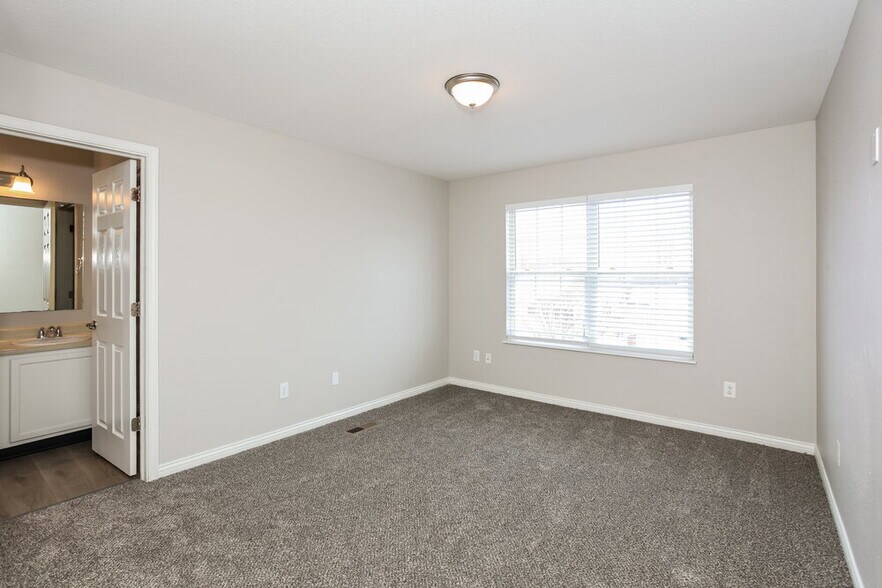 Building Photo - 2718 Rothe Ln