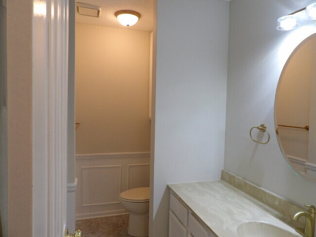 Building Photo - 2 Bed | 2 Bath Third Floor Condo