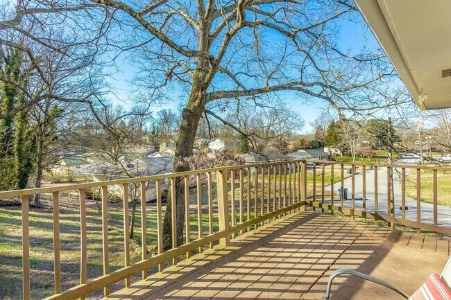 Building Photo - Amazing 3 Bed/1.5 Bath Home in the Rolling...