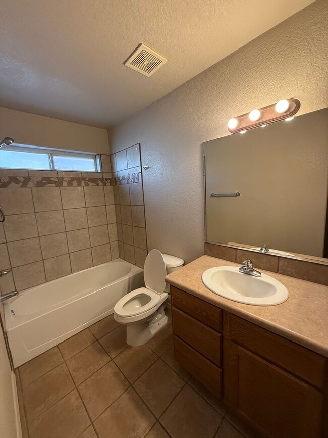 Building Photo - 4 Bedroom, 2 Bathroom House Available Now!