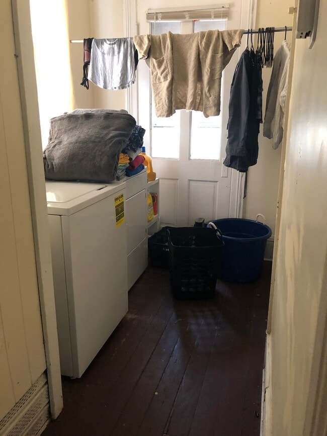 Building Photo - Spacious 4 bdrm/2 bath Home Located in Richmond's Fan District w/Balcony!!  Walking Distance to V...