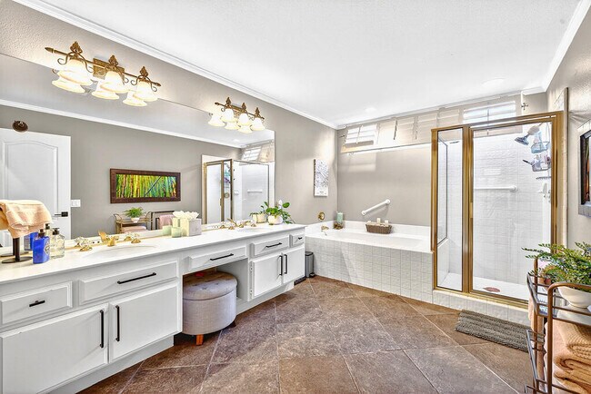 Building Photo - 10 Colonial Dr