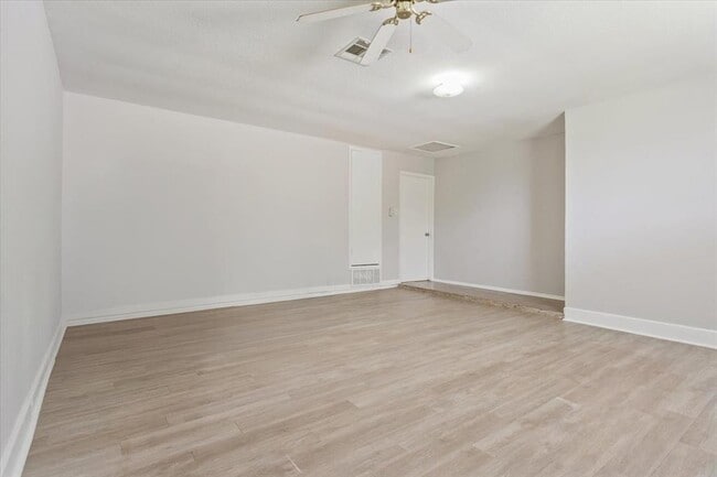 Building Photo - 10100 Woodglen Dr