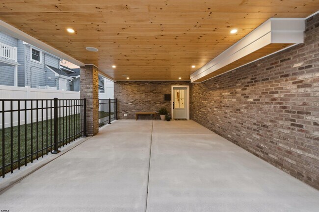 Building Photo - 105 S Stratford Ave