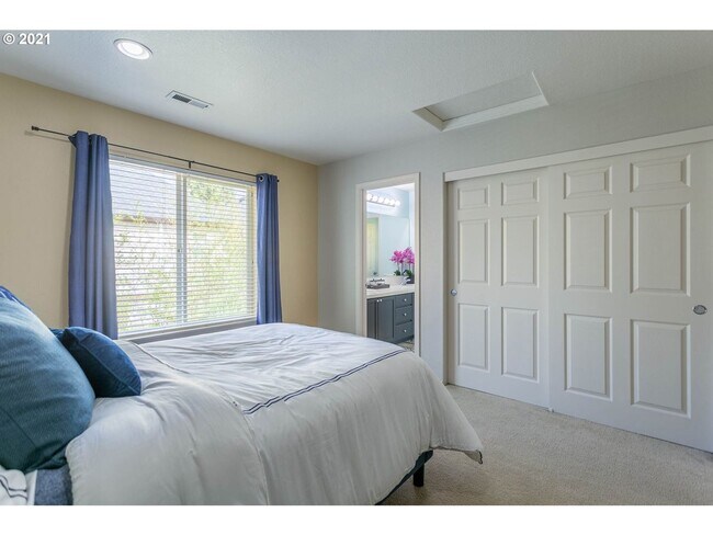 Building Photo - Beautiful 3 bedroom Home with Large Living...